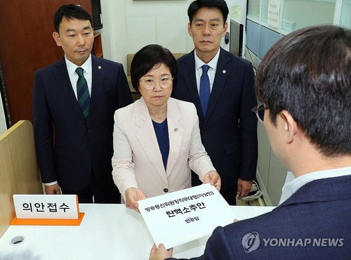 25일 오후 더불어민주당 김용민 원내정책수석부대표, 김현 과방위 간사, 한민수 과방위원이 국회 의안과에 방송통신위원장 직무대행(이상인) 탄핵소추안을 제출하고 있다. 연합뉴스